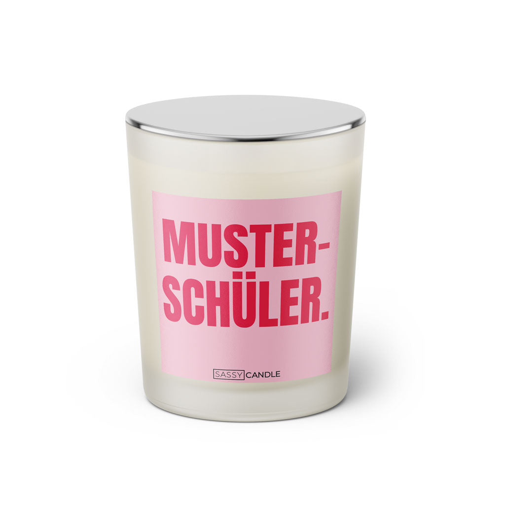 Duftkerze mit witzigem Spruch: Musterschüler. Farbe rosa und pinke Schrift. Kerzenglas mit silbernem geschlossenem Deckel von SassyCandle.