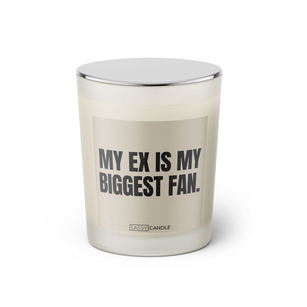 Duftkerze mit witzigem Spruch: My Ex is my biggest fan. Farbe beige und schwarze Schrift. Kerzenglas mit silbernem geschlossenem Deckel von SassyCandle.
