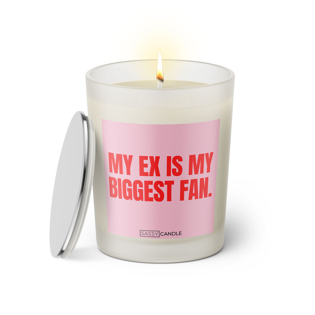 Duftkerze mit witzigem Spruch: My Ex is my biggest fan. Farbe rosa und pinke Schrift. Kerzenglas mit silbernem Deckel von Sassy Candle.