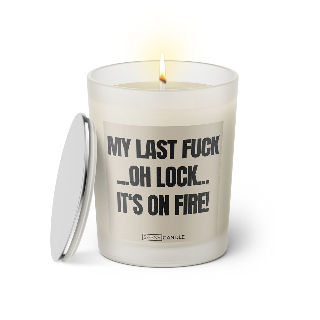 Duftkerze mit witzigen Spruch: My last Fuck... Oh look... It's on fire! Farbe beige und schwarz mit silbernem Deckel von Sassy Candle.