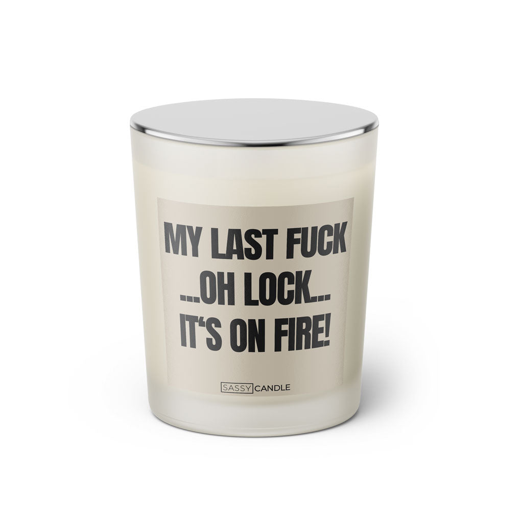 Duftkerze mit witzigen Spruch: My last Fuck... Oh look... It's on fire! Farbe beige und schwarz mit silbernem Deckel von Sassy Candle.