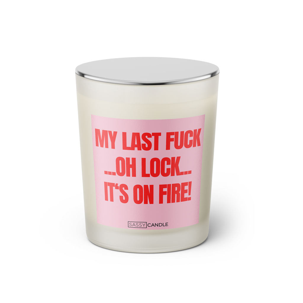 Duftkerze mit witzigen Spruch: My last Fuck... Oh look... It's on fire! Farbe rosa und pink mit silbernem Deckel von Sassy Candle.