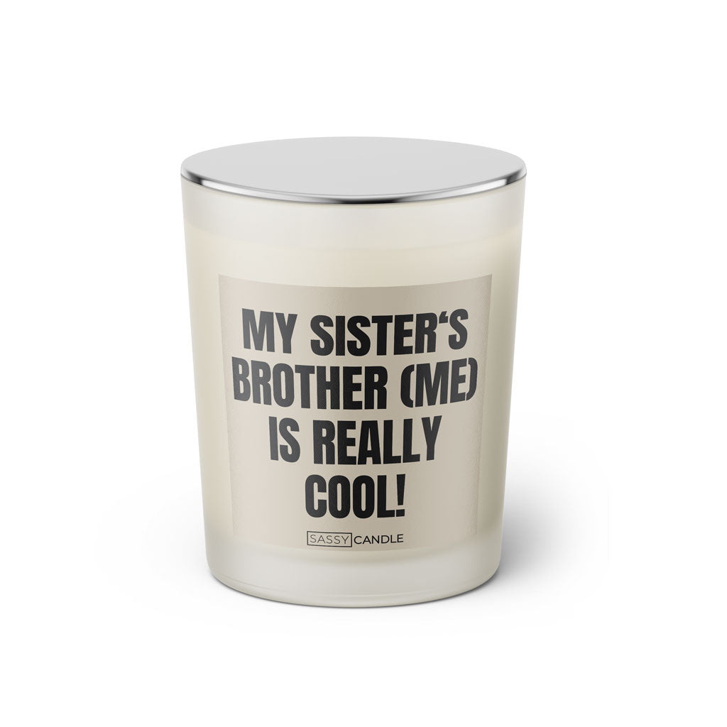 Duftkerze mit witzigen Spruch: My sister's brother (me) is really cool! Kerzenglas mit silbernen Deckel von Sassy Candle. Farbe beige und schwarz.