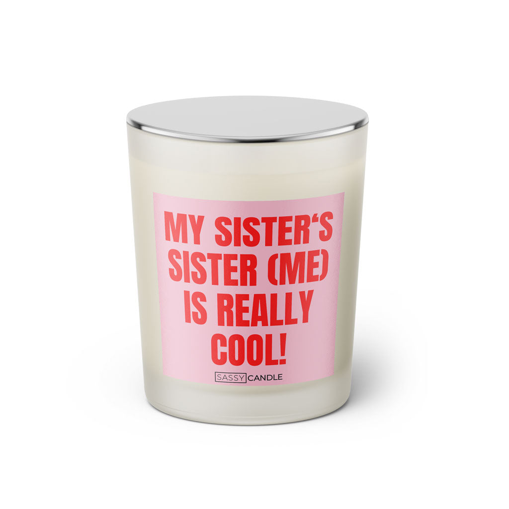 Duftkerze mit witzigen Spruch: My sister's sister (me) is really cool! Kerzenglas mit silbernen Deckel von Sassy Candle. Farbe rosa und pink.