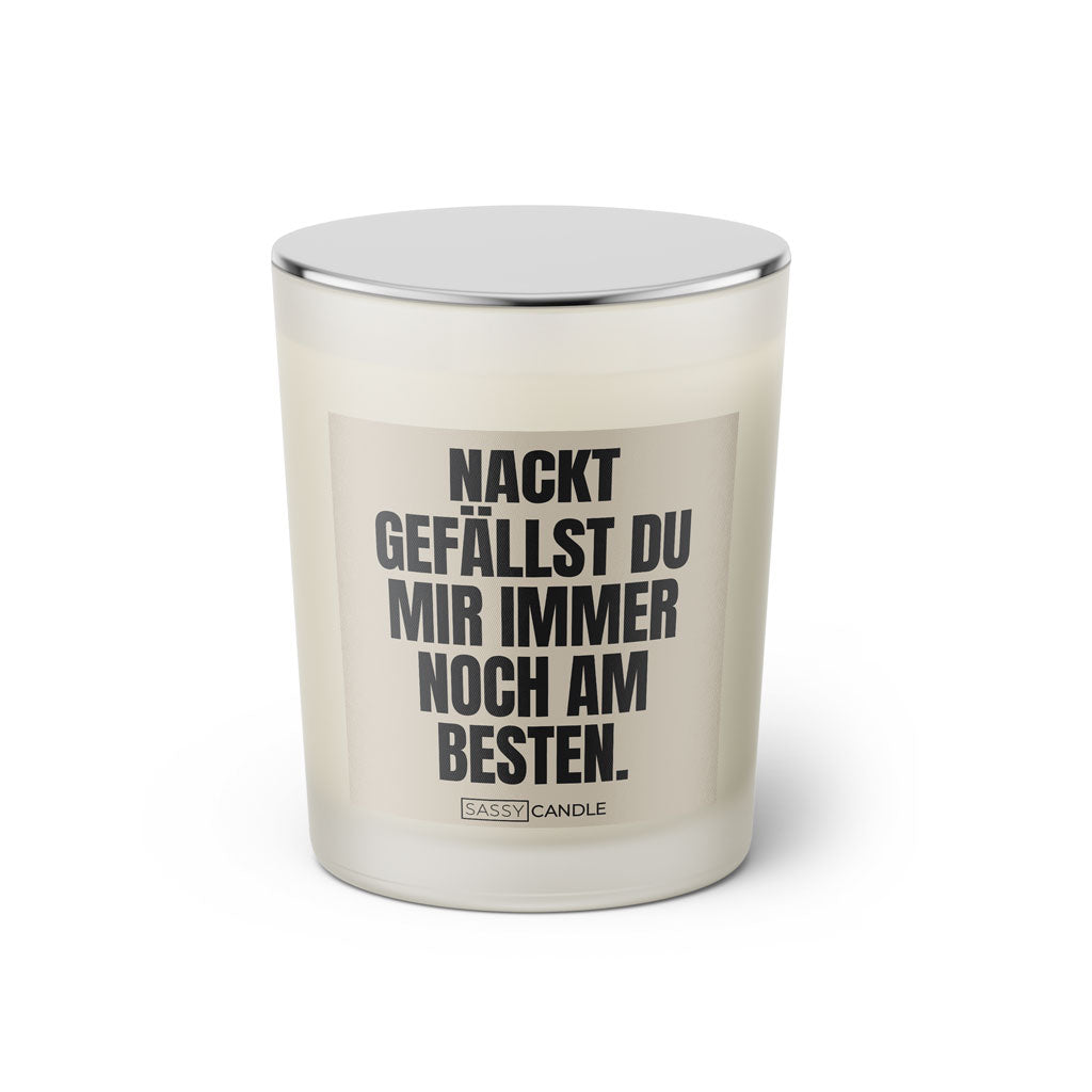 Duftkerze mit witzigen Spruch: Nackt gefällst du mir immer noch am besten. Farbe beige und schwarz mit silbernen Deckel von Sassy Candle.