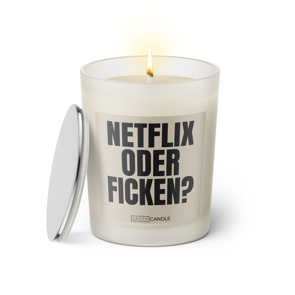 Duftkerze mit witzigem Spruch: Netflix oder ficken? Farbe beige und schwarze Schrift. Kerzenglas mit silbernem Deckel von SassyCandle.