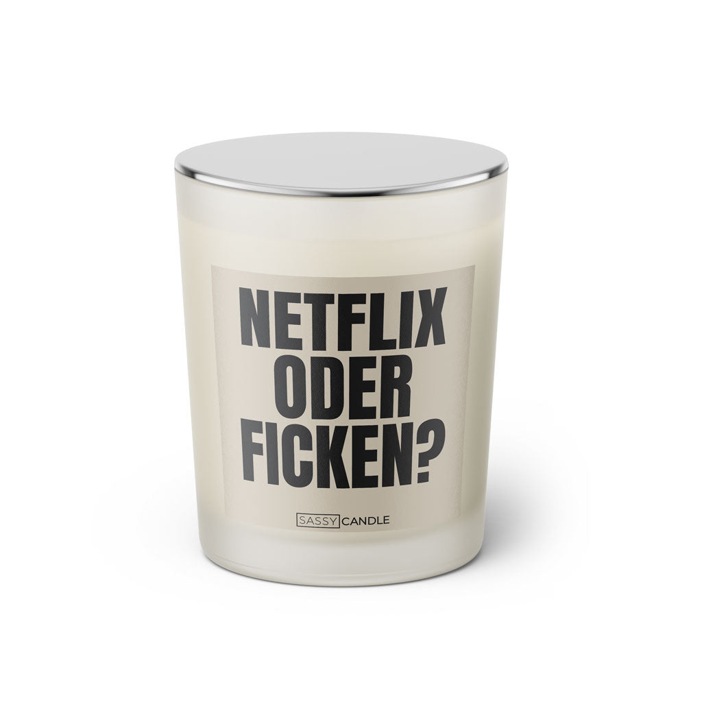 Duftkerze mit witzigem Spruch: Netflix oder ficken? Farbe beige und schwarze Schrift. Kerzenglas mit silbernem geschlossenem Deckel von SassyCandle.