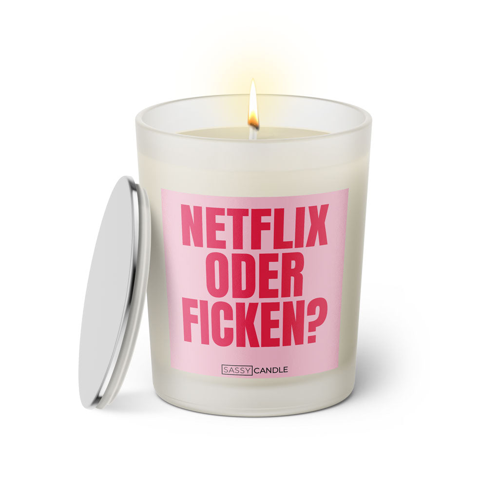 Duftkerze mit witzigem Spruch: Netflix oder ficken? Farbe rosa und pinke Schrift. Kerzenglas mit silbernem Deckel von SassyCandle.