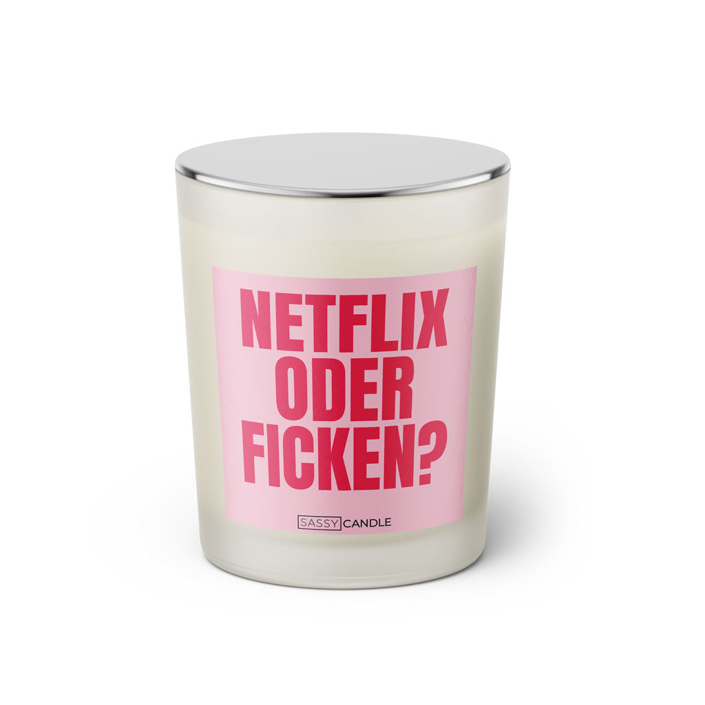 Duftkerze mit witzigem Spruch: Netflix oder ficken? Farbe rosa und pinke Schrift. Kerzenglas mit silbernem geschlossenem Deckel von SassyCandle.