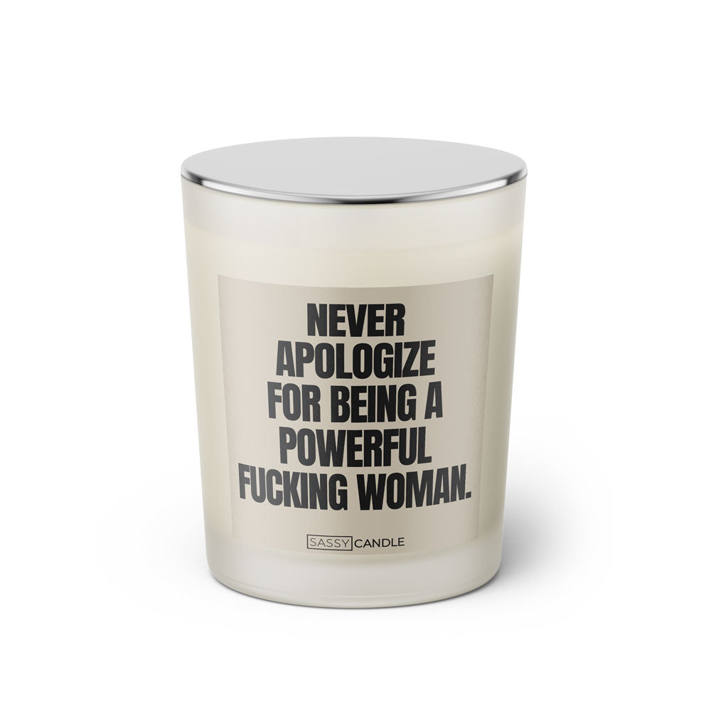 Duftkerze mit witzigen Spruch: Never apologize for being a powerful fucking woman. Farbe beige und schwarz von Sassy Candle.