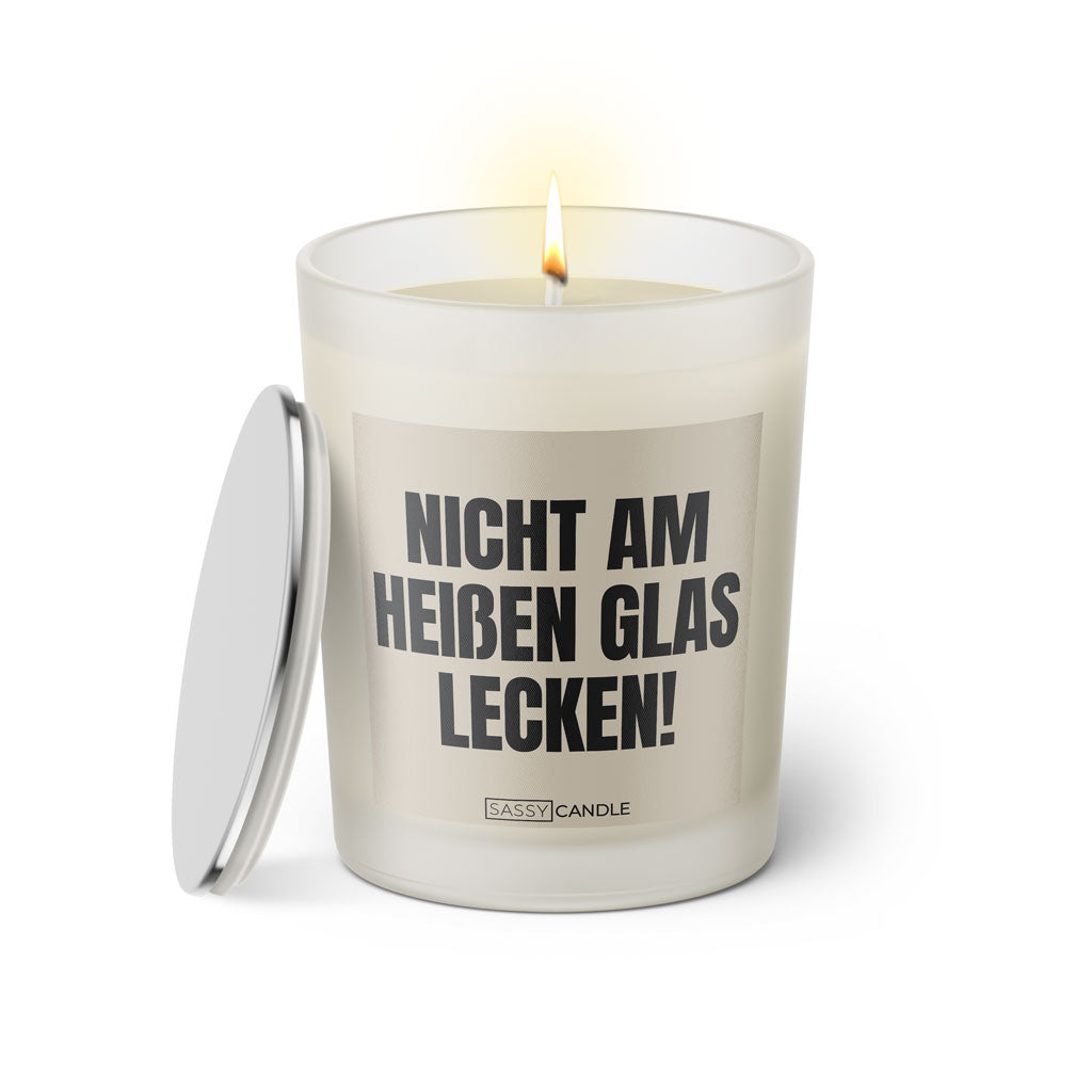Duftkerze mit Spruch: Nicht am heißen Glas lecken. Farbe beige und schwarz von Sassy Candle.