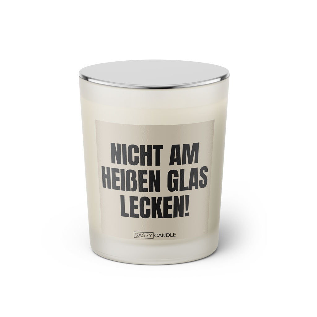 Duftkerze mit Spruch: Nicht am heißen Glas lecken. Farbe beige und schwarz von Sassy Candle.