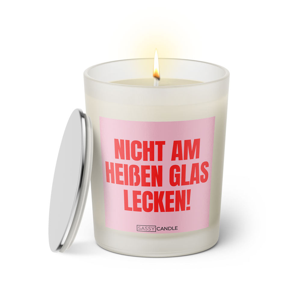 Duftkerze mit Spruch: Nicht am heißen Glas lecken. Farbe rosa und pink von Sassy Candle.