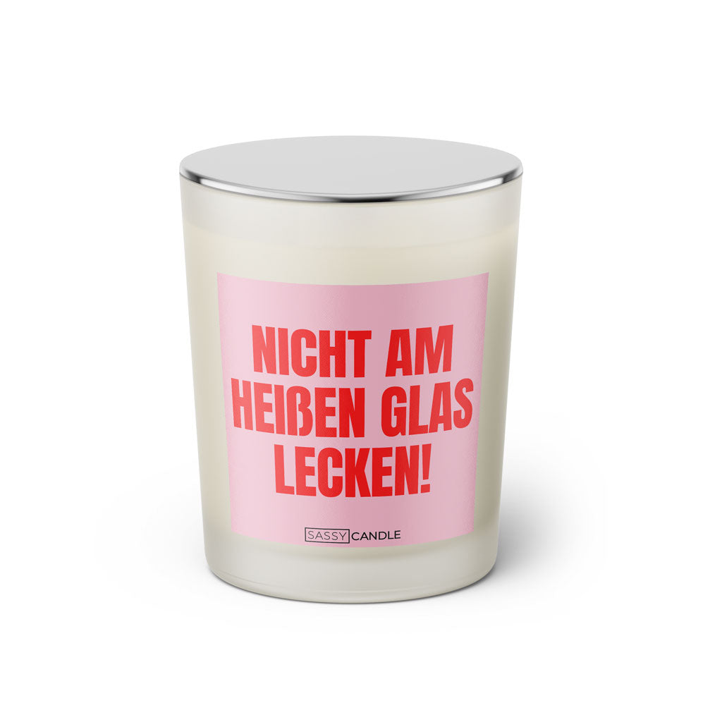 Duftkerze mit Spruch: Nicht am heißen Glas lecken. Farbe rosa und pink von Sassy Candle.