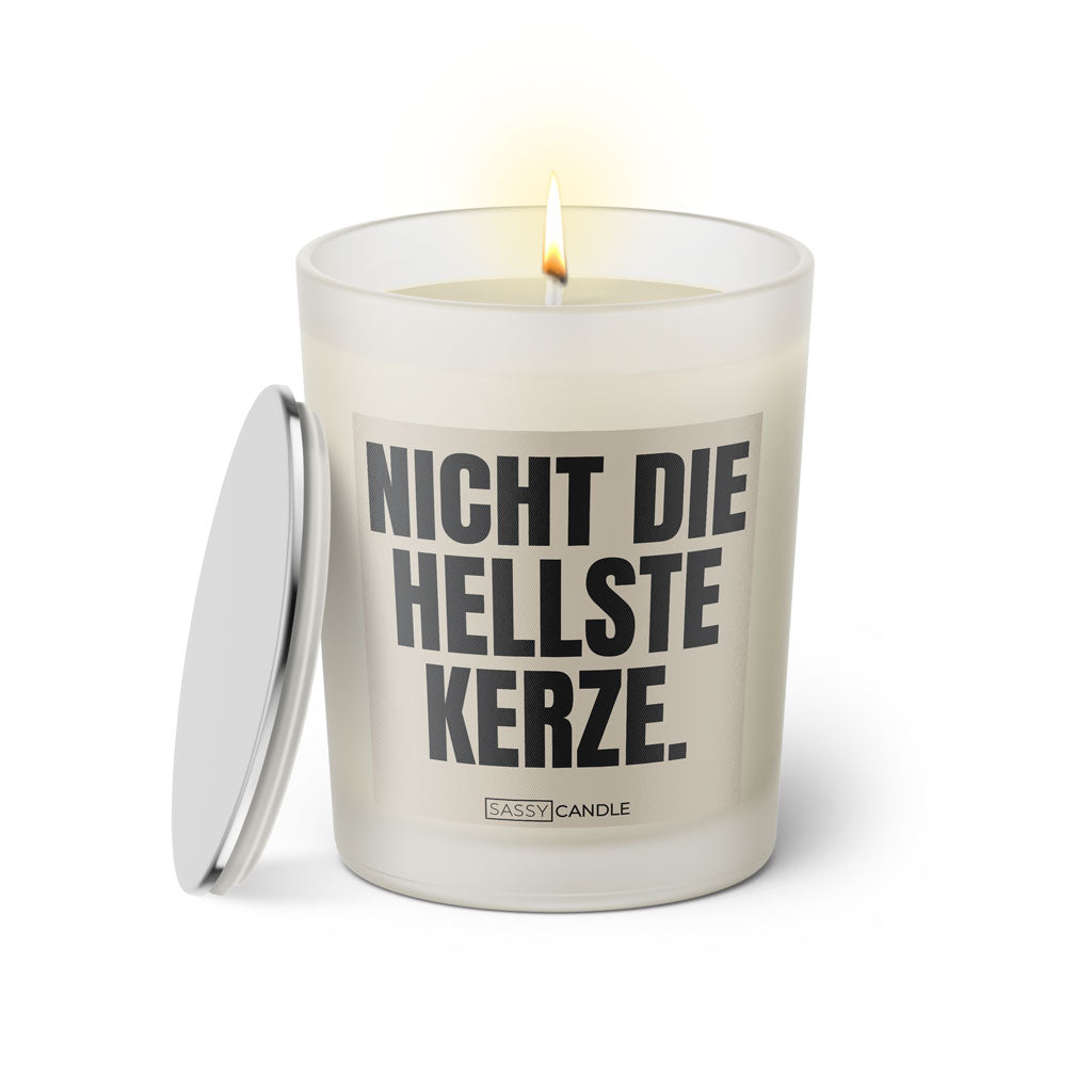 Duftkerze mit witzigem Spruch: Nicht die hellste Kerze. Farbe beige und schwarze Schrift. Kerzenglas mit silbernem Deckel von SassyCandle.