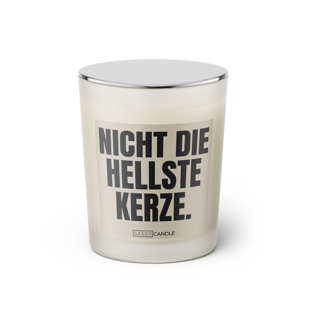 Duftkerze mit witzigem Spruch: Nicht die hellste Kerze. Farbe beige und schwarze Schrift. Kerzenglas mit silbernem geschlossenem Deckel von SassyCandle.