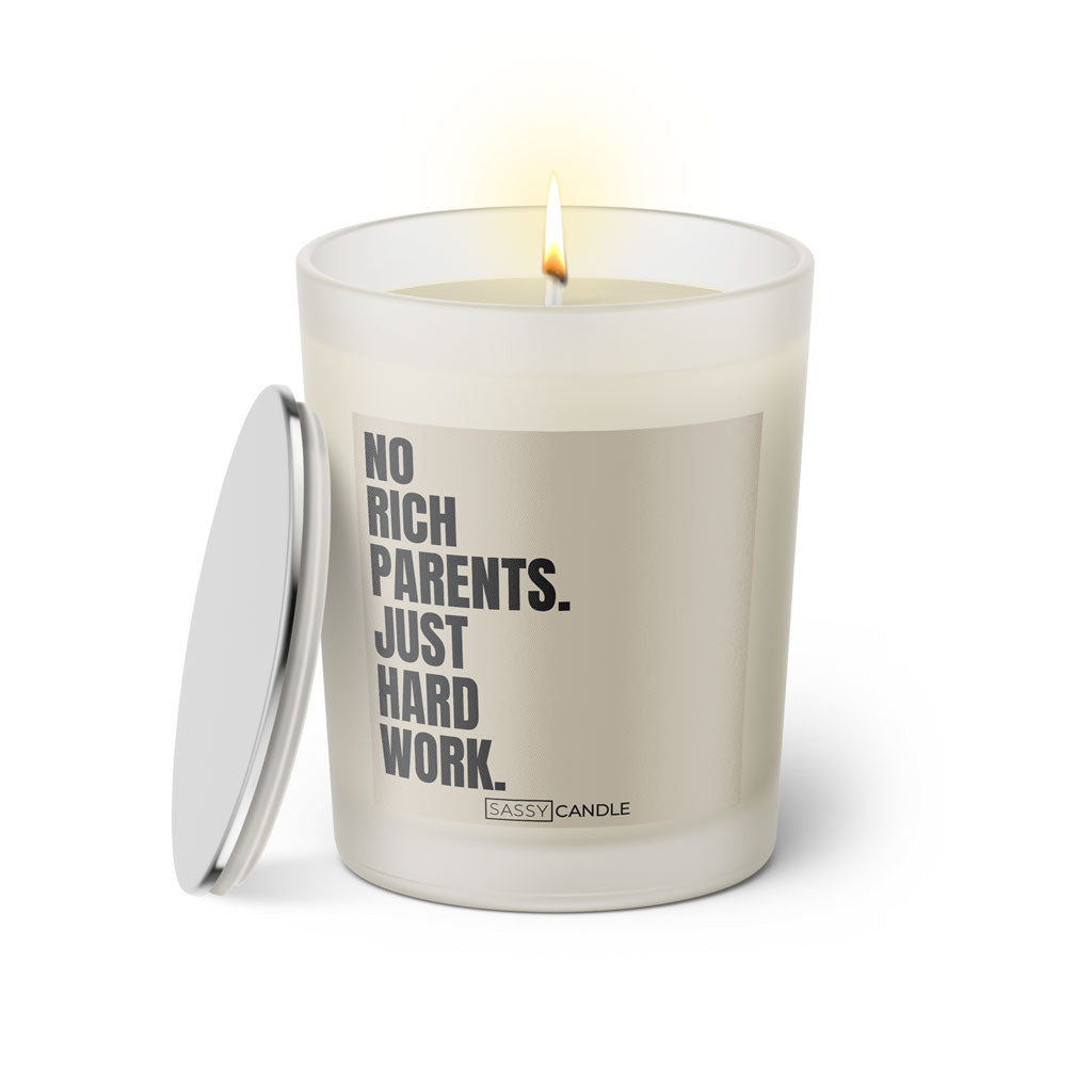 Duftkerze mit witzigen Spruch: No rich parents. Just hard work. Kerzenglas mit silbernen Deckel von Sassy Candle. Farbe beige und schwarz.
