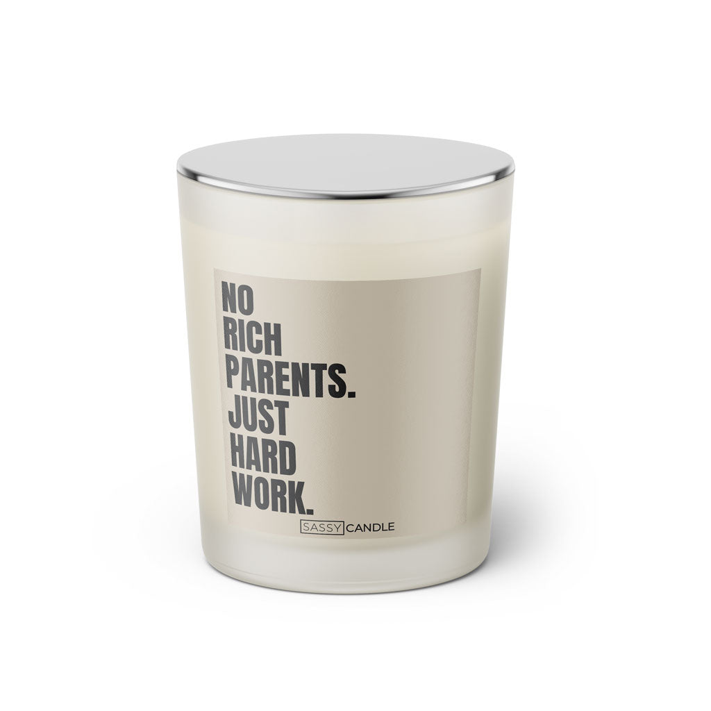 Duftkerze mit witzigen Spruch: No rich parents. Just hard work. Kerzenglas mit silbernen Deckel von Sassy Candle. Farbe beige und schwarz.