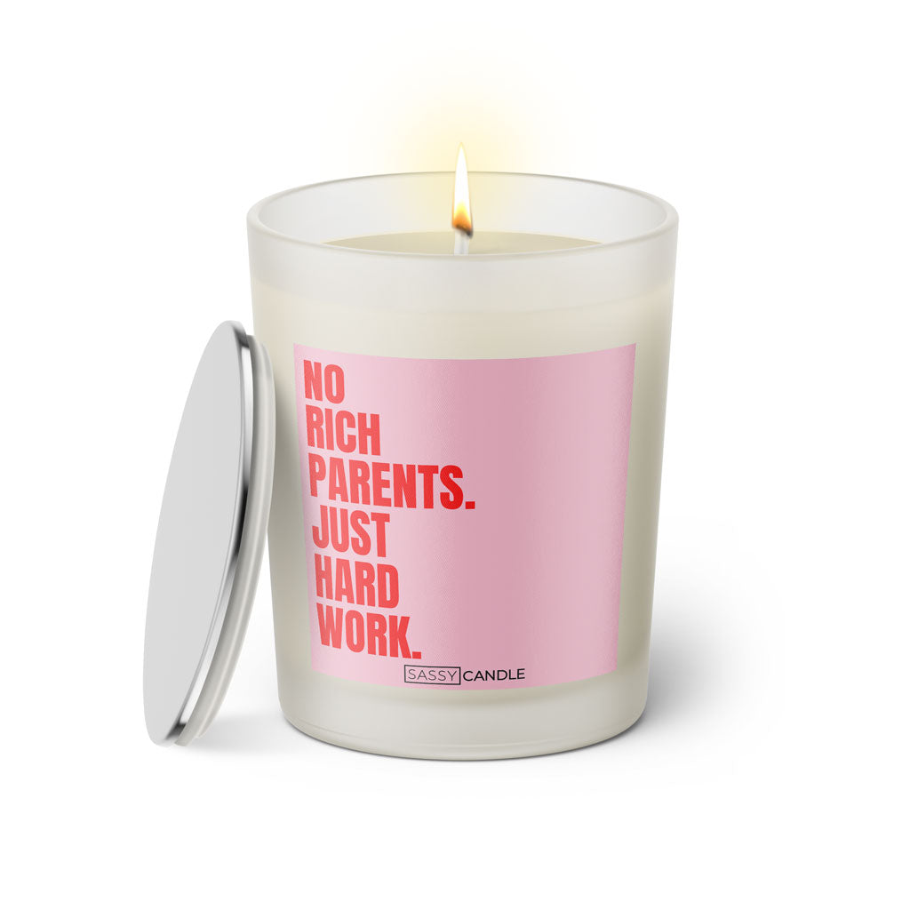Duftkerze mit witzigen Spruch: No rich parents. Just hard work. Kerzenglas mit silbernen Deckel von Sassy Candle. Farbe rosa und pink.