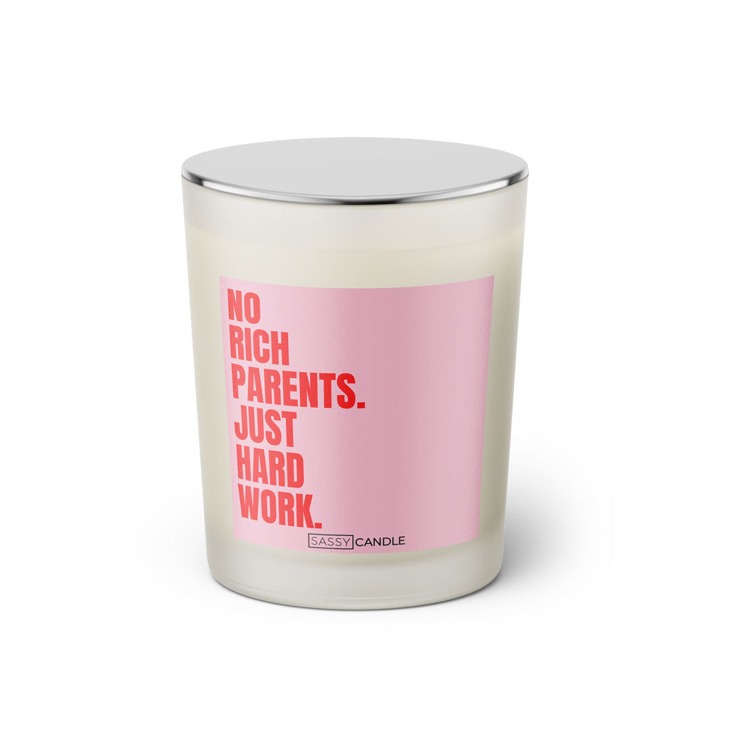 Duftkerze mit witzigen Spruch: No rich parents. Just hard work. Kerzenglas mit silbernen Deckel von Sassy Candle. Farbe rosa und pink.