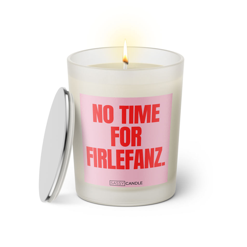 Duftkerze mit witzigen Spruch: No time for Firlefanz. Farbe rosa und pink von Sassy Candle.