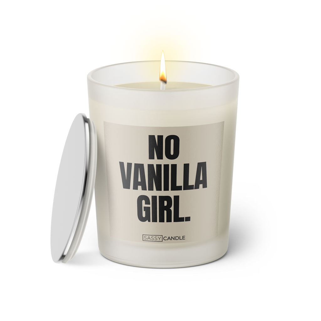 Duftkerze mit Spruch: No Vanilla Girl. Farbe beige und schwarz von Sassy Candle.