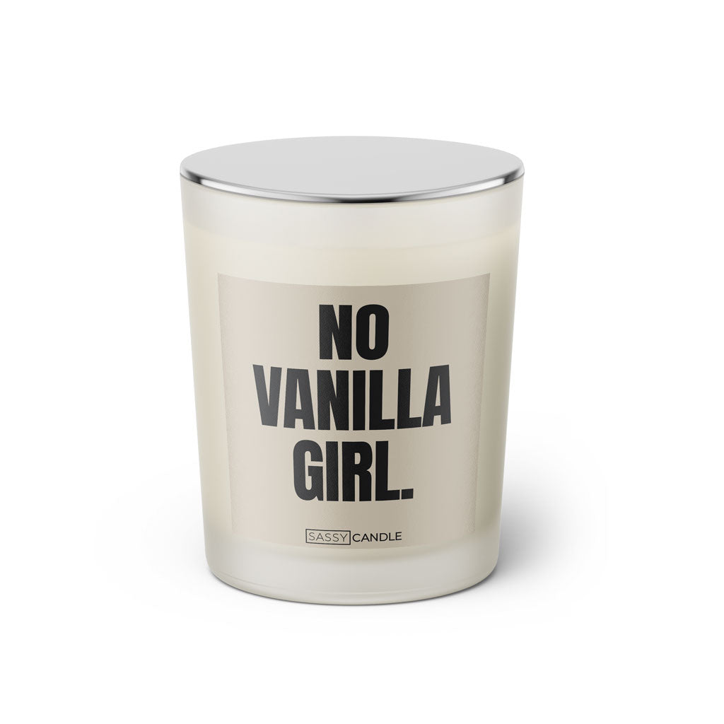 Duftkerze mit Spruch: No Vanilla Girl. Farbe beige und schwarz von Sassy Candle.