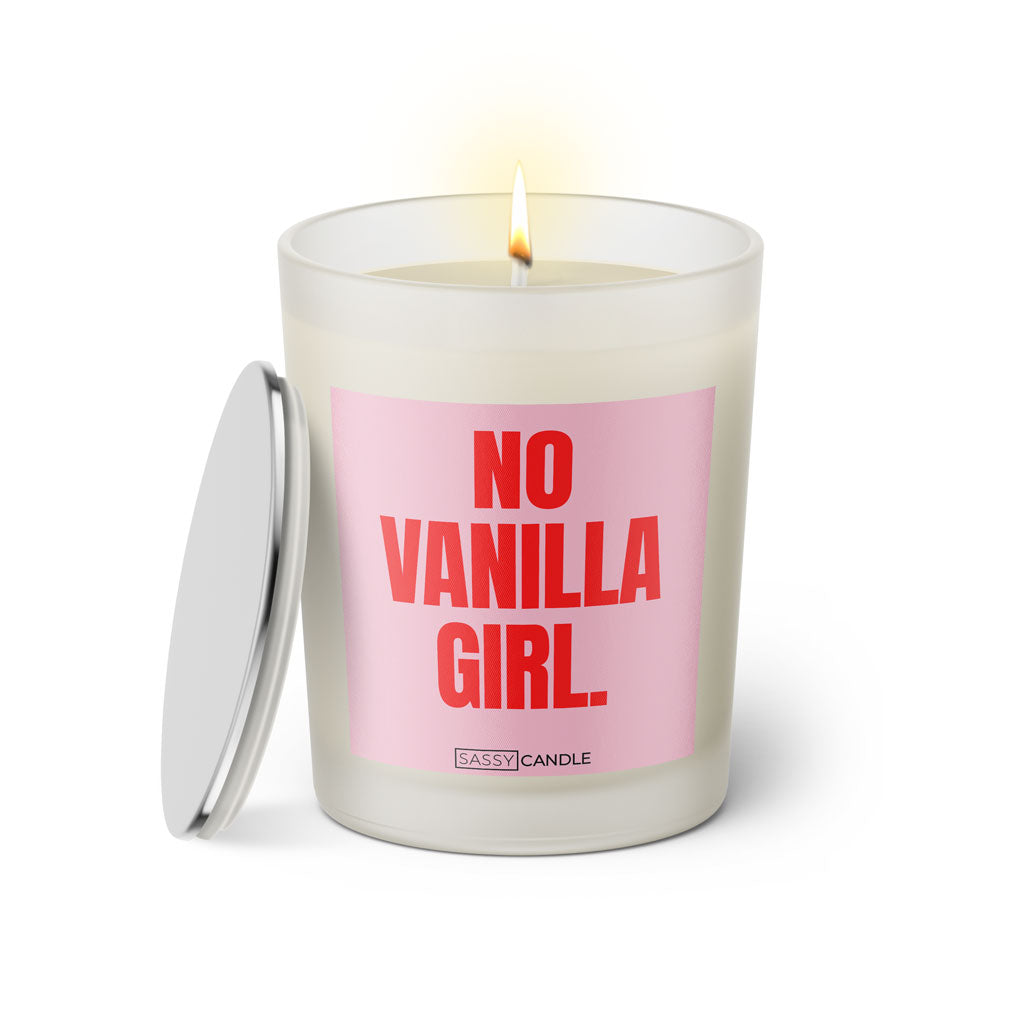 Duftkerze mit Spruch: No Vanilla Girl. Farbe rosa und pink von Sassy Candle.