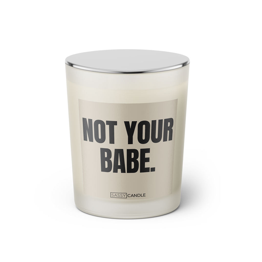 Duftkerze mit witzigen Spruch: Not your babe. Farbe beige und schwarz von Sassy Candle.