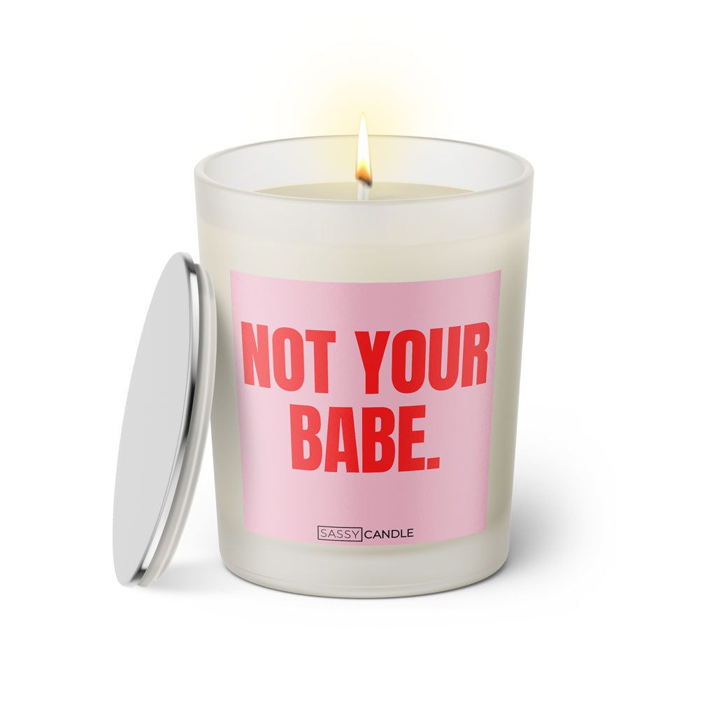 Duftkerze mit witzigen Spruch: Not your babe. Farbe rosa und pink von Sassy Candle.