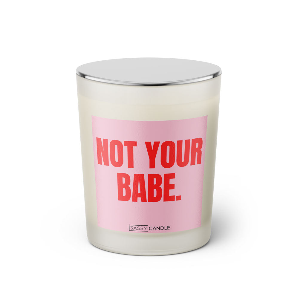 Duftkerze mit witzigen Spruch: Not your babe. Farbe rosa und pink von Sassy Candle.