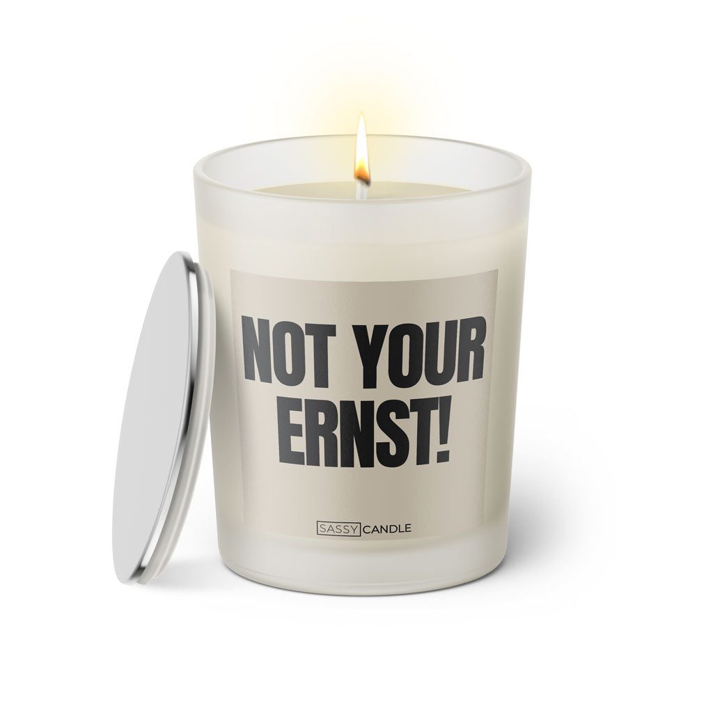 Duftkerze mit Spruch: Not your Ernst! Farbe beige und schwarz von Sassy Candle.