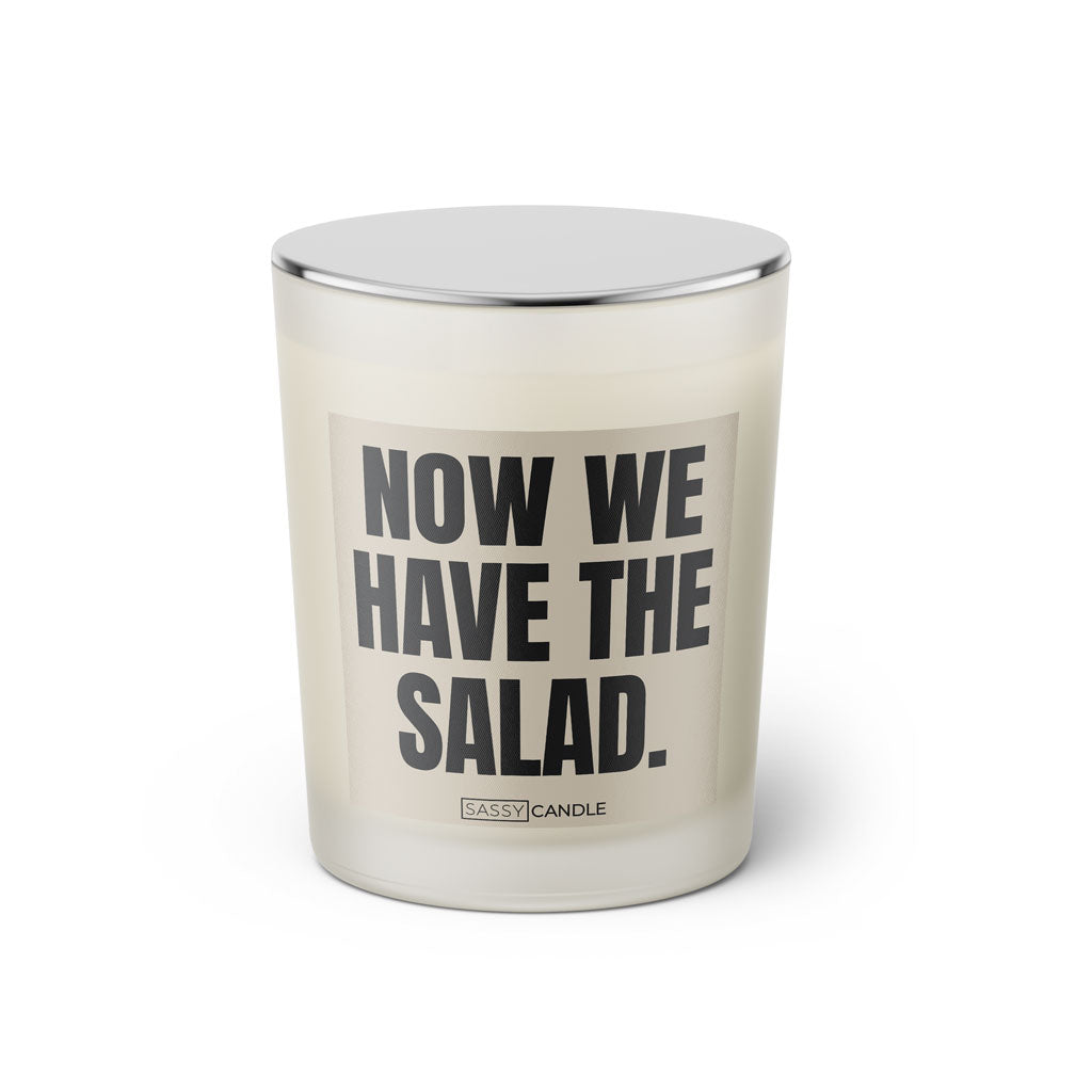 Duftkerze mit Spruch: Now we have the Salad. Farbe beige und schwarz von Sassy Candle.