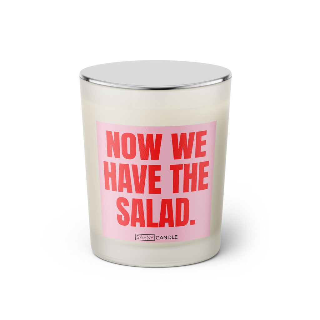 Duftkerze mit Spruch: Now we have the Salad. Farbe rosa und pink von Sassy Candle.