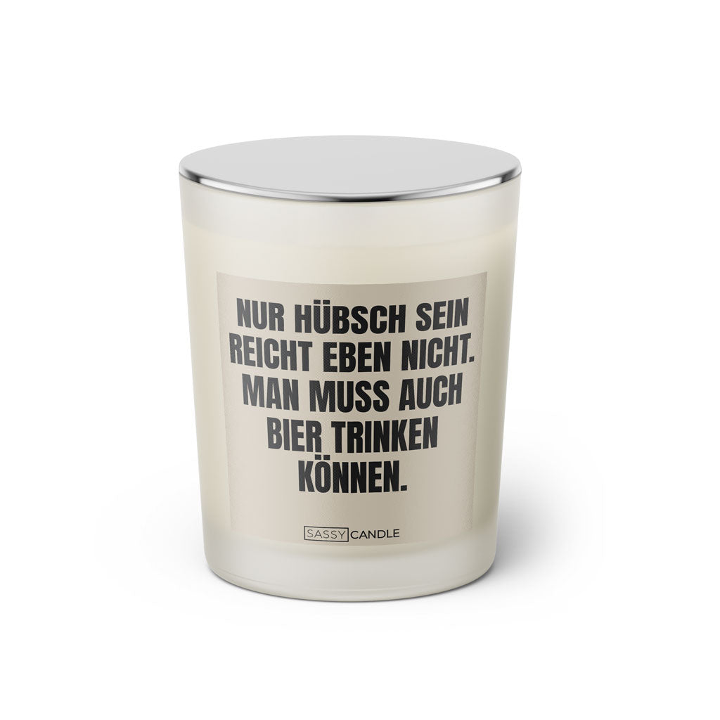 Duftkerze mit Spruch: Nur hübsch sein reicht eben nicht. Man muss auch Bier trinken können. Farbe beige und schwarz von Sassy Candle.