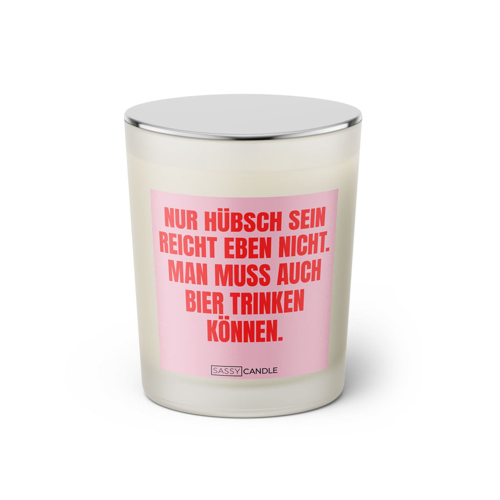 Duftkerze mit Spruch: Nur hübsch sein reicht eben nicht. Man muss auch Bier trinken können. Farbe rosa und pink von Sassy Candle.