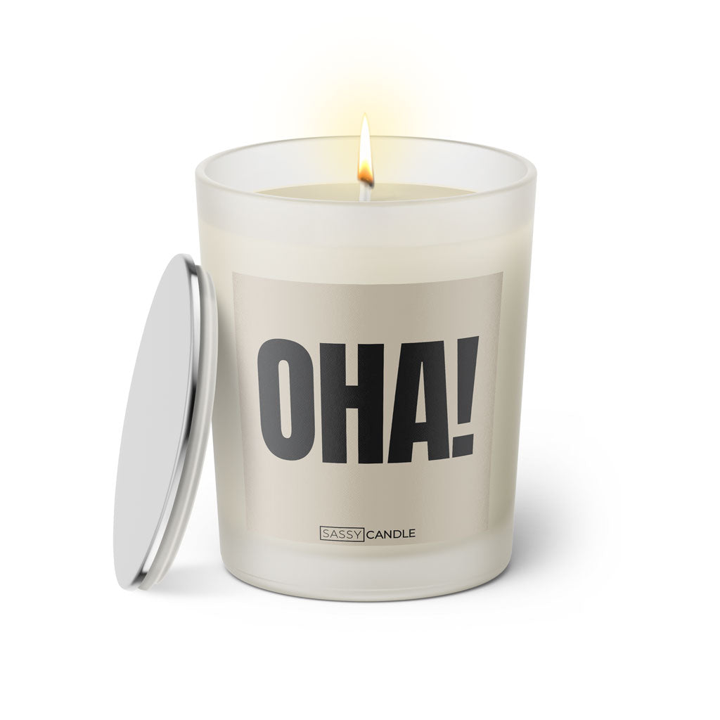 Duftkerze mit Spruch: OHA! Farbe beige und schwarz von Sassy Candle.