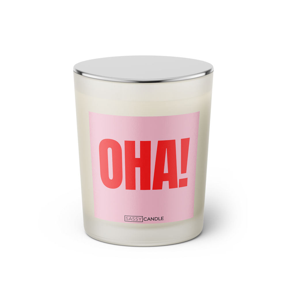 Duftkerze mit Spruch: OHA! Farbe rosa und pink von Sassy Candle.