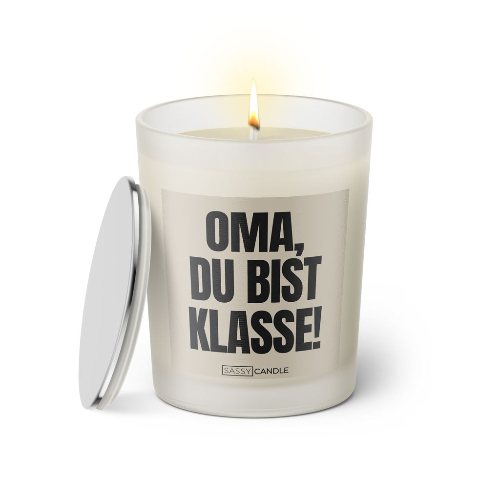 Duftkerze mit witzigem Spruch: Oma du bist klasse! Farbe beige und schwarze Schrift. Kerzenglas mit silbernem Deckel von SassyCandle.
