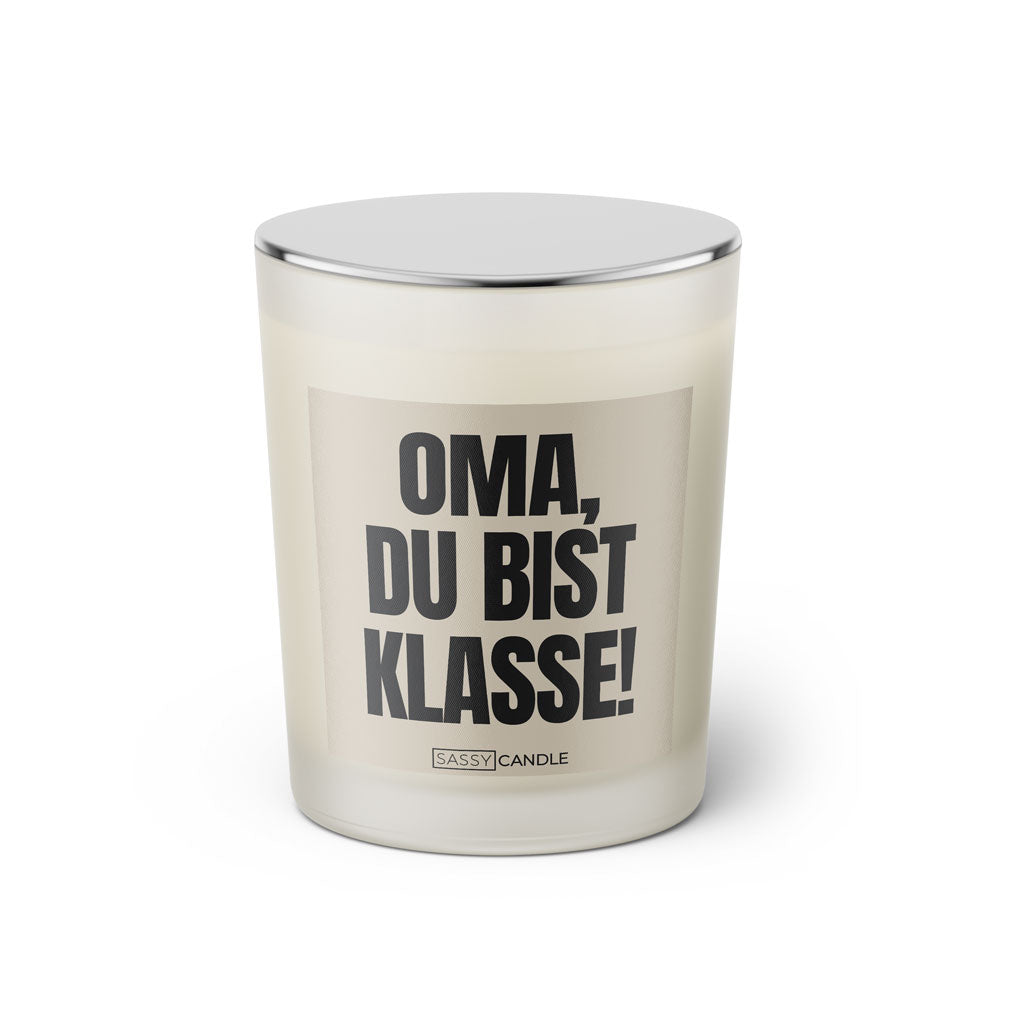 Duftkerze mit witzigem Spruch: Oma du bist klasse! Farbe beige und schwarze Schrift. Kerzenglas mit silbernem geschlossenem Deckel von SassyCandle.