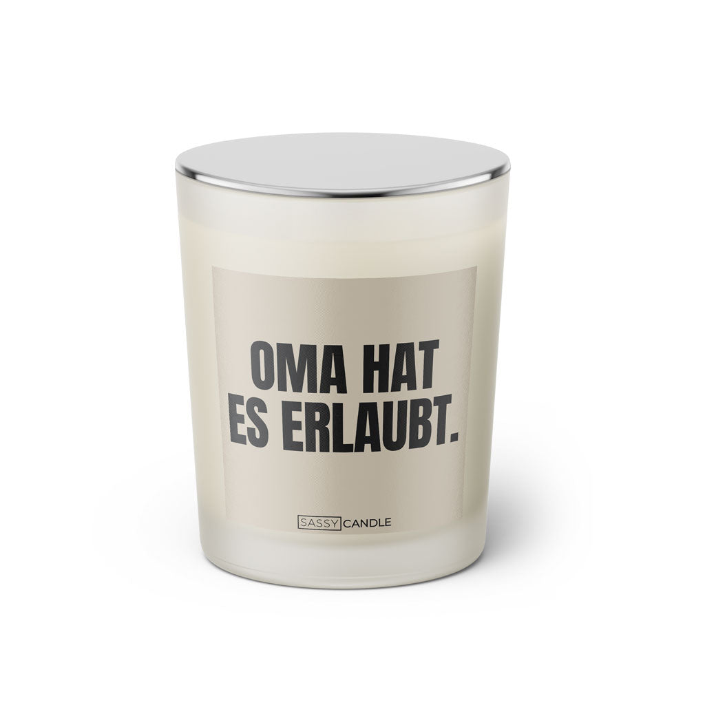 Duftkerze mit witzigen Spruch: Oma hat es erlaubt. Kerzenglas mit silbernen Deckel von Sassy Candle. Farbe nude und schwarz.
