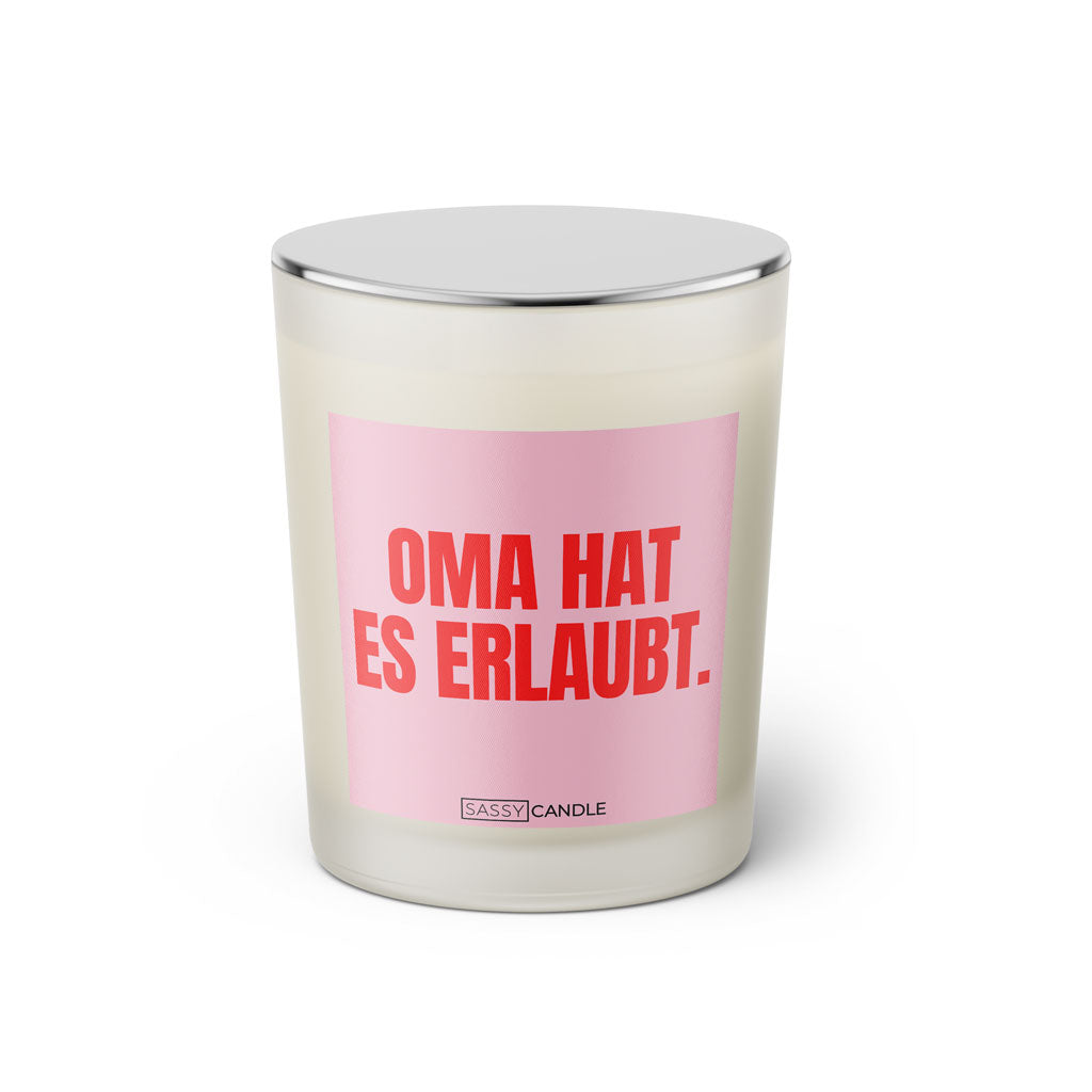 Duftkerze mit witzigen Spruch: Oma hat es erlaubt. Kerzenglas mit silbernen Deckel von Sassy Candle. Farbe pink und rosa.