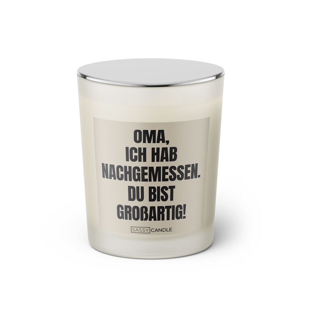 Duftkerze mit witzigen Spruch: Oma, ich habe nachgemessen. Du bist großartig! Kerzenglas mit silbernen Kerzendeckel von Sassy Candle. Farbe beige und schwarz.