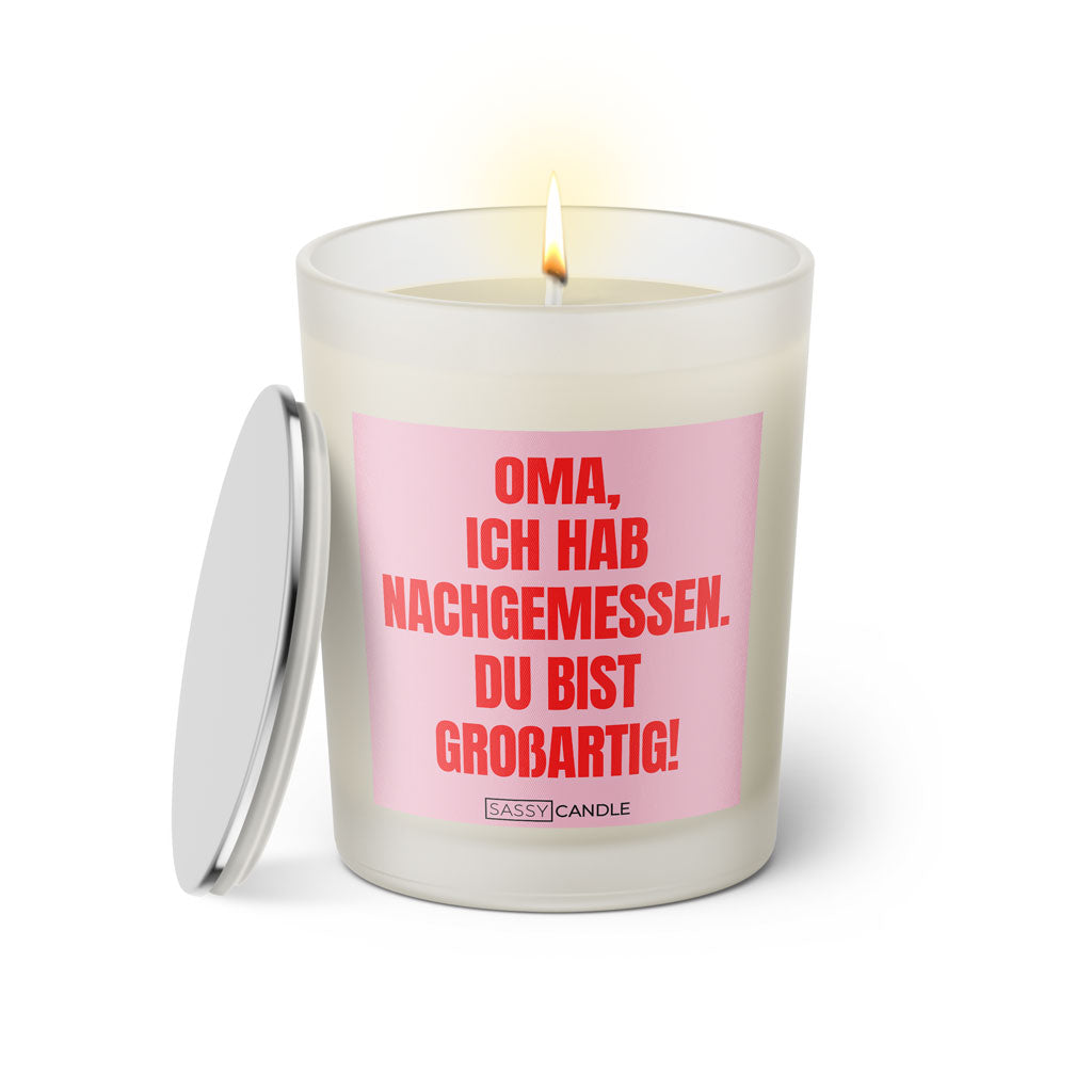 Duftkerze mit witzigen Spruch: Oma, ich habe nachgemessen. Du bist großartig! Kerzenglas mit silbernen Kerzendeckel von Sassy Candle. Farbe pink und rosa.