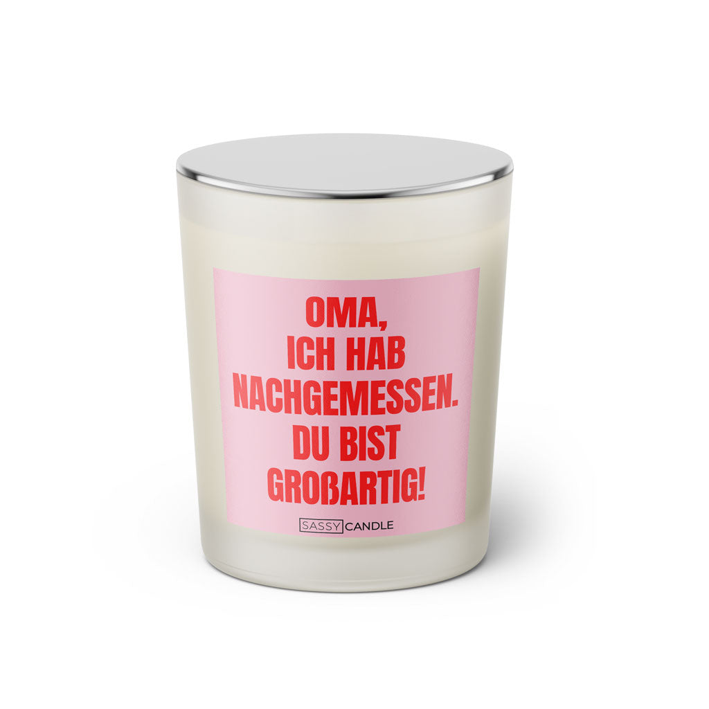 Duftkerze mit witzigen Spruch: Oma, ich habe nachgemessen. Du bist großartig! Kerzenglas mit silbernen Kerzendeckel von Sassy Candle. Farbe pink und rosa.