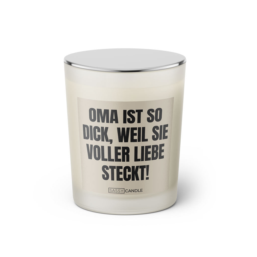 Duftkerze mit witzigen Spruch: Oma ist so dick, weil sie voller Liebe steckt! Kerzenglas mit silbernen Deckel von Sassy Candle. Farbe beige und schwarz.