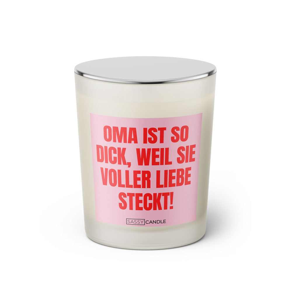 Duftkerze mit witzigen Spruch: Oma ist so dick, weil sie voller Liebe steckt! Kerzenglas mit silbernen Deckel von Sassy Candle. Farbe rosa und pink.