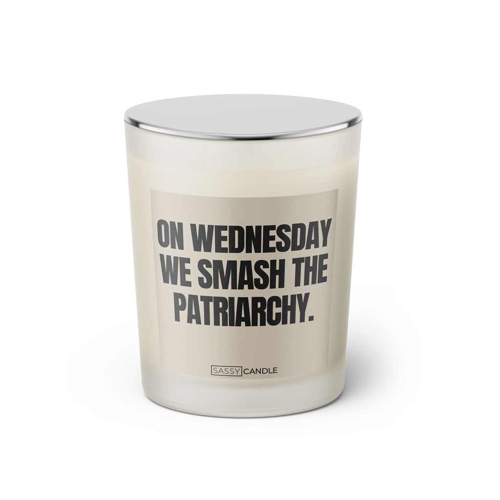 Duftkerze mit witzigen Spruch: On Wednesday we smash the patriarchy. Farbe beige und schwarz von Sassy Candle.