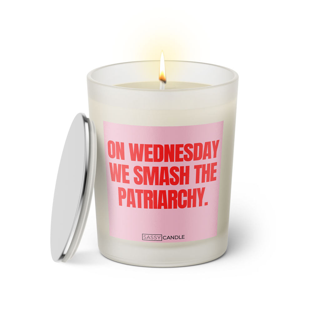 Duftkerze mit witzigen Spruch: On Wednesday we smash the patriarchy. Farbe rosa und pink von Sassy Candle.