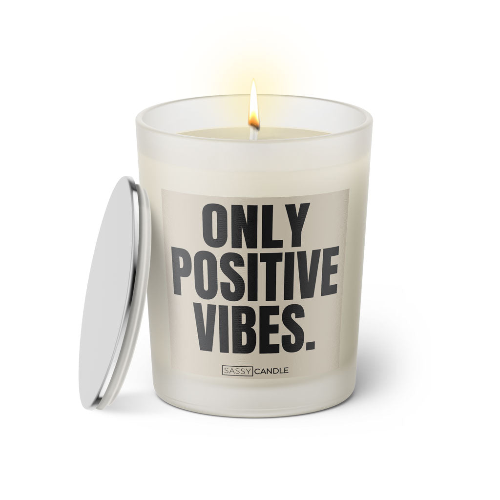 Duftkerze mit witzigem Spruch: Only positive vibes. Farbe beige und schwarze Schrift. Kerzenglas mit silbernem Deckel von SassyCandle.